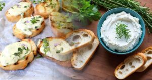 Receta de Bruschetta de Queso de Cabra Batido: Eleva Tus Aperitivos